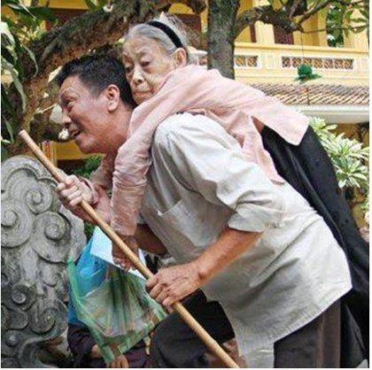 Một[-]bức[-]ảnh[-]cảm[-]động[-]rơi[-]nước[-]mắt.[-](Nguồn:[-]Facebook)